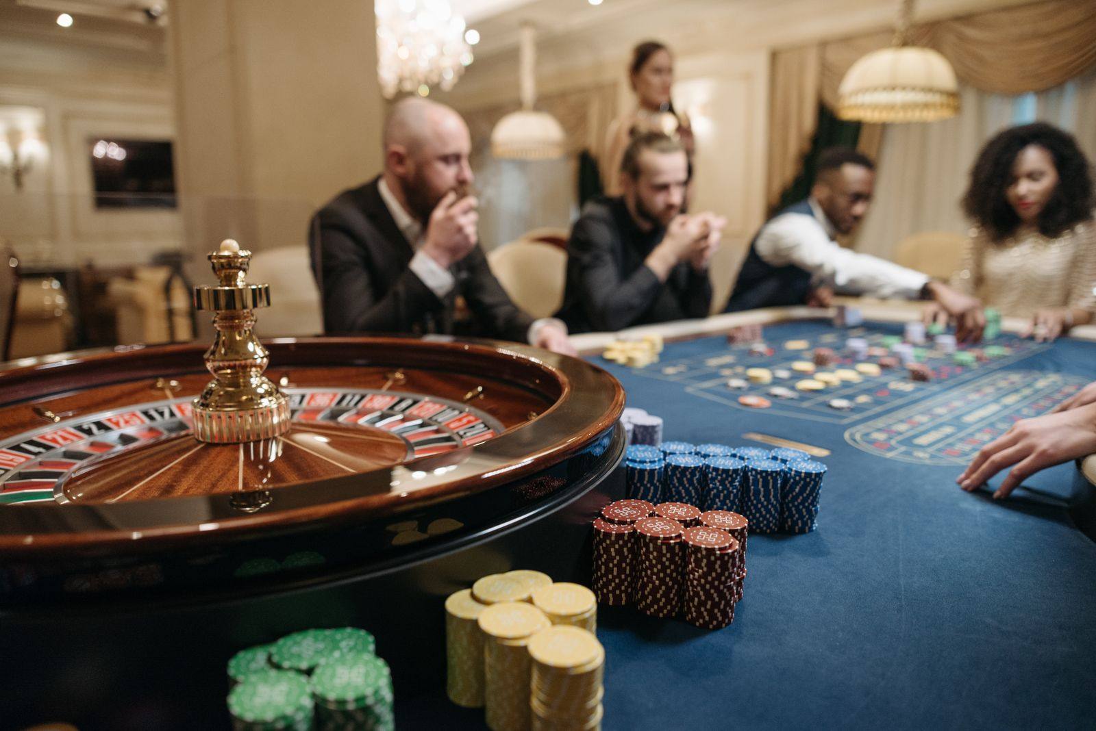 Meja roulette di kasino dengan chip dan dealer