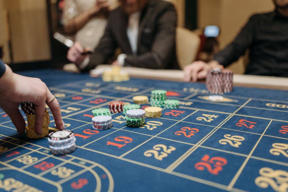 Chip diletakkan di atas meja roulette