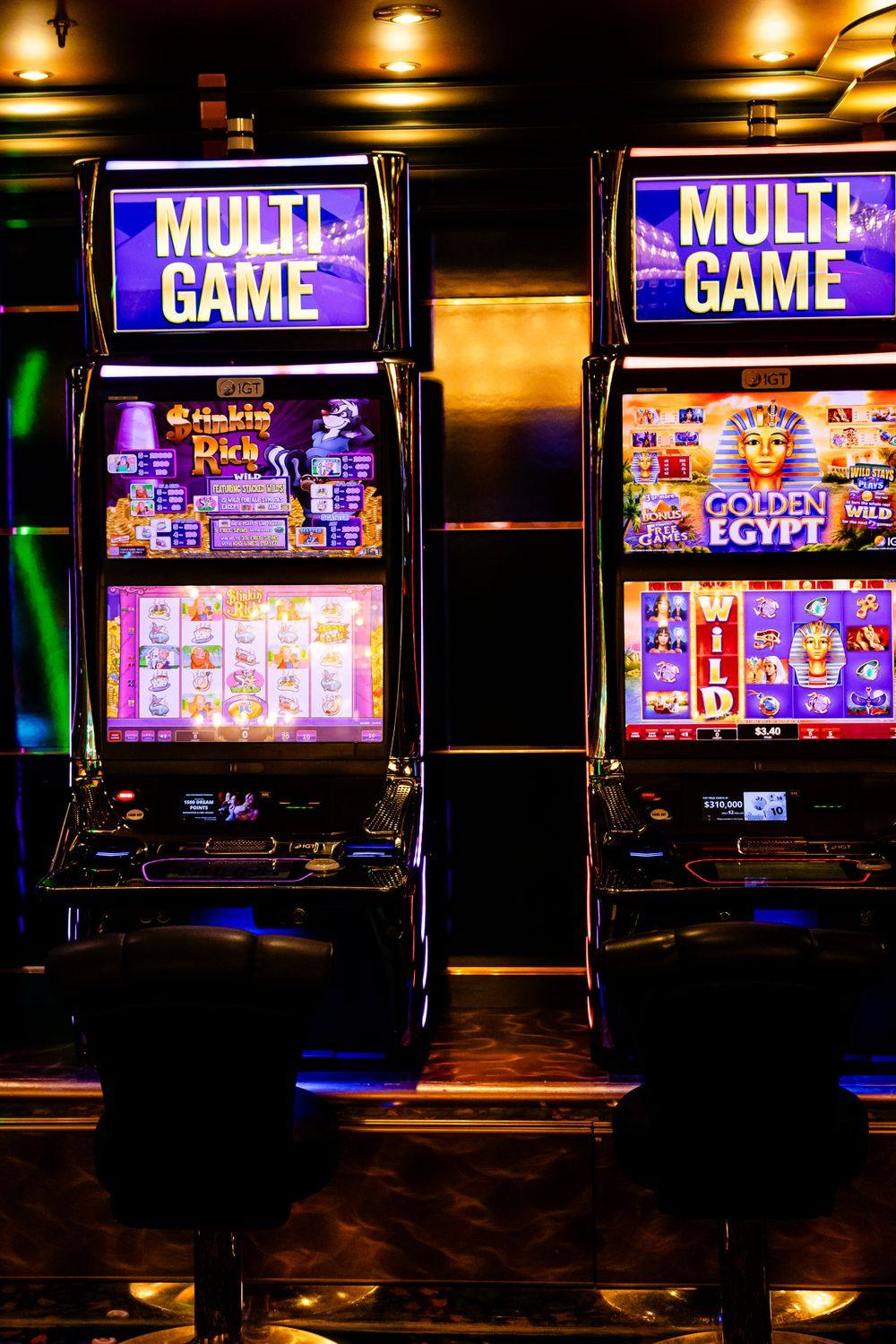 Deretan mesin slot berwarna-warni