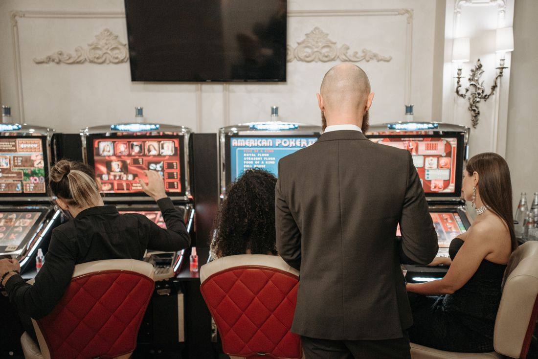 Pemain mencoba mesin slot online